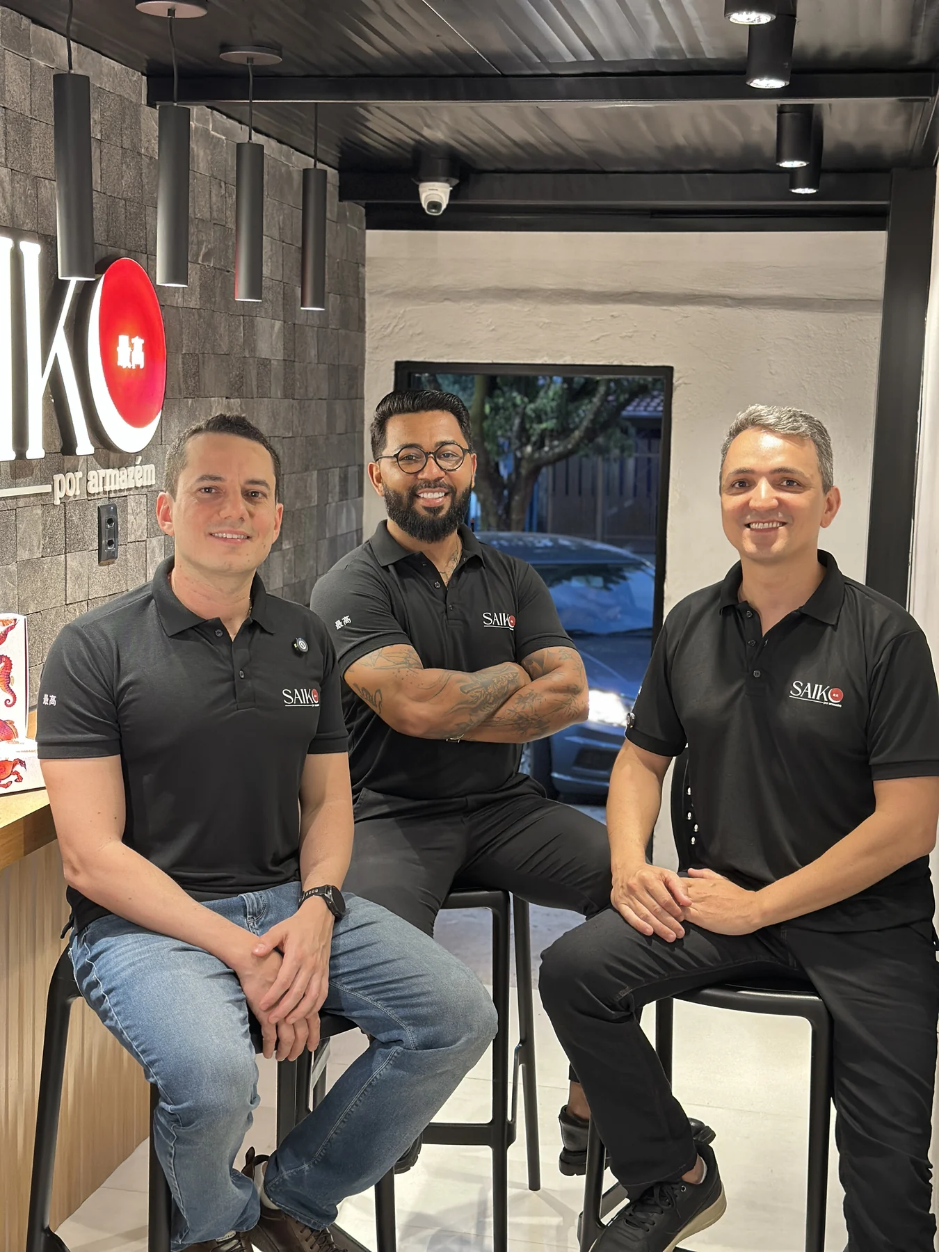 Sócios e fundadores do SAIKO por armazém: Bruno Kenner, Chef Egino Silva e Lucas Caldas, juntos no restaurante em Ceres, Goiás